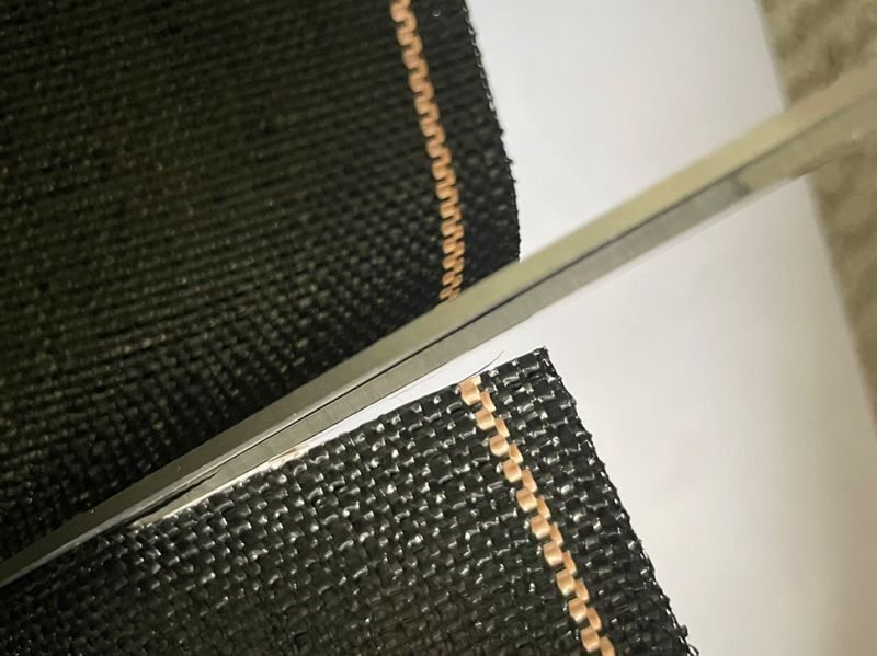 ハサミでカットしている様子